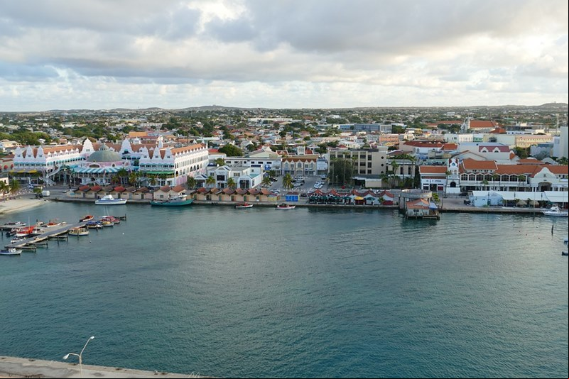 A capital Oranjestad (Playa) tem v